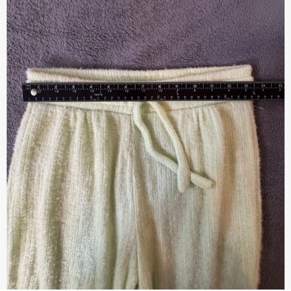 Excellent condition Hippie Rose
Cozy Light Green Fuzzy Lounge Set, size M - Picture 8 of 11